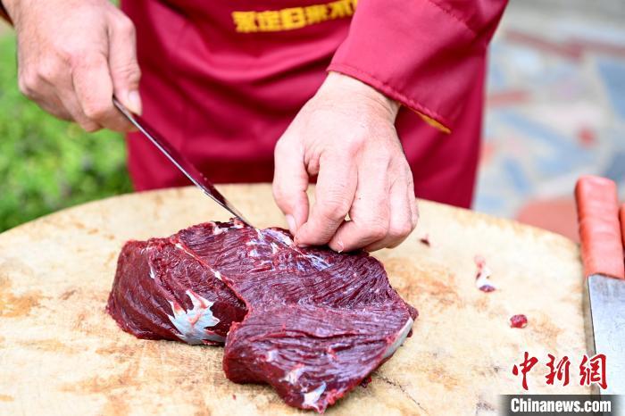 制作时选取新鲜牛臂肉，去筋膜肥肉。　张金川　摄