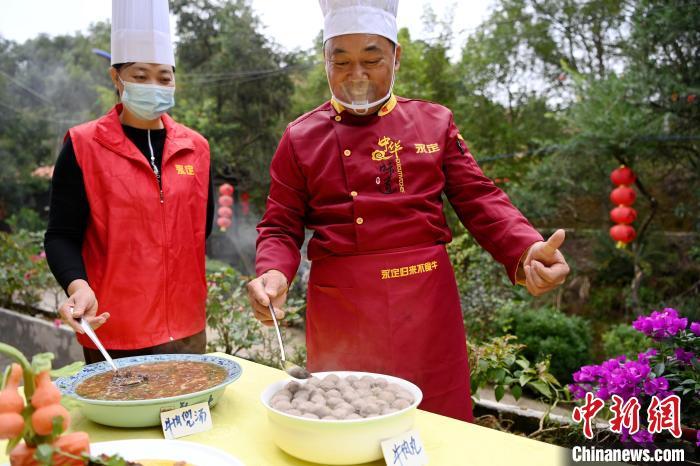 永定区土楼客家美食协会常务副会长沈波点赞爽脆香甜的手工牛肉丸。　张金川 摄