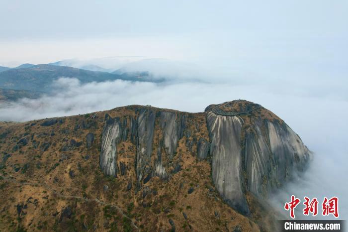 空中航拍金饶山壮观的云海。　中新网记者 王东明 摄
