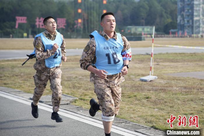 五公里武装越野。　冯之枫 摄