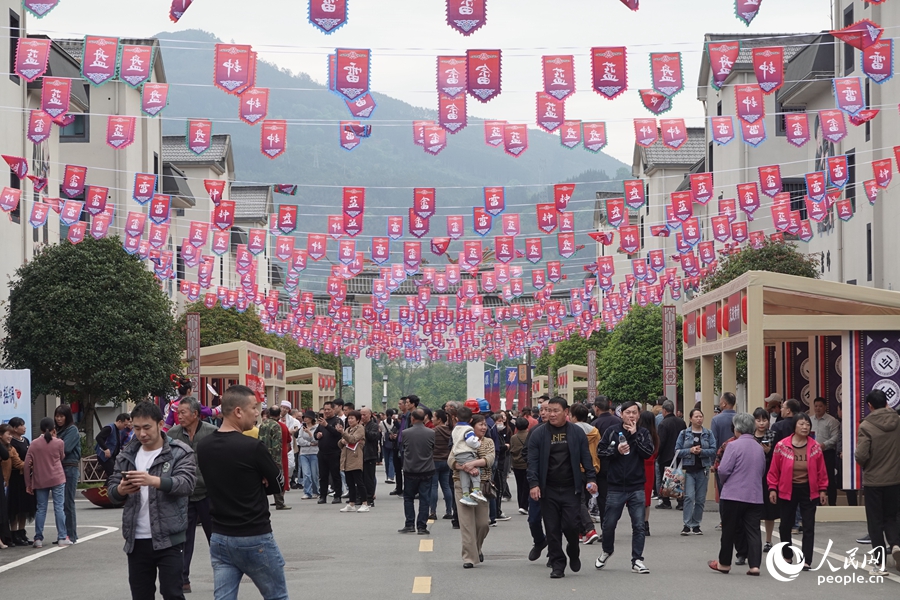 活动现场热闹非凡。人民网 杨灏昱摄