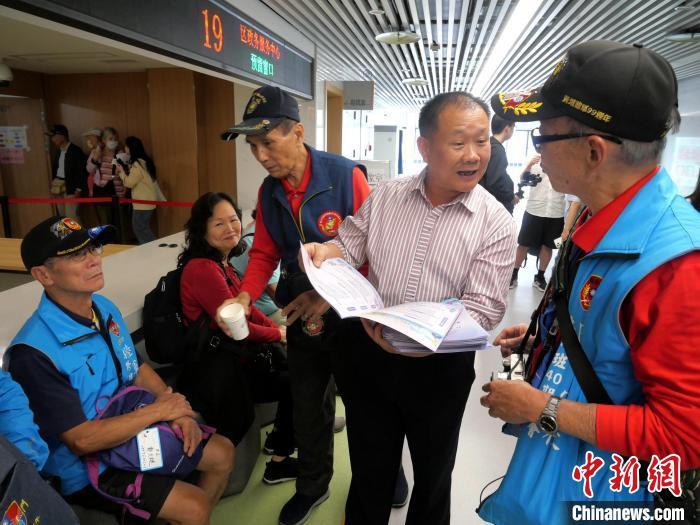 湖里区委台港澳办主任方旭明(前右二)在办证现场向台胞们推介湖里区营商环境、惠台政策。　湖里区供图