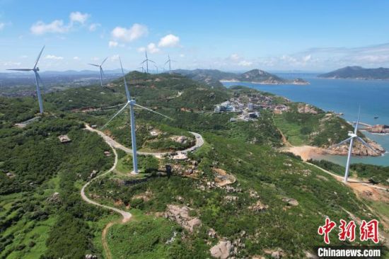 9月16日，空中航拍福建海坛岛美丽的风车林。(无人机照片)中新社记者 王东明 摄