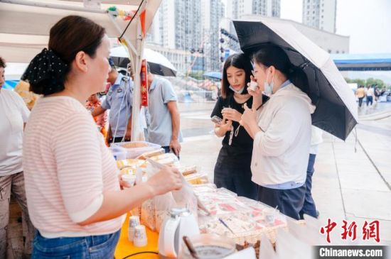 琳琅满目的台湾特色手工艺品、农产品、美食，吸引着来往市民与游客。李南轩 摄