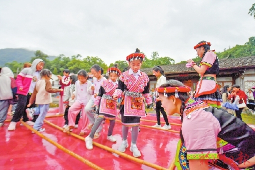 村趣无限引客来