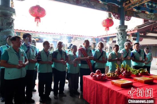 台湾曾氏宗亲在下洋镇太平村曾氏宗祠，通过拜谒先祖、虔诚祈祷、共话亲缘等形式，表达对先祖的崇敬和颂扬之情。永定区融媒体中心供图