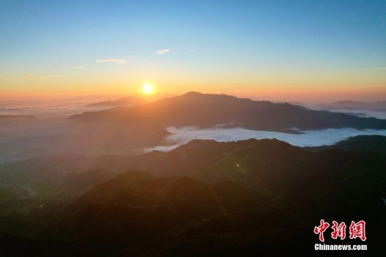 10月18日，空中航拍福建戴云山脉日出云海美景。戴云山脉为福建省第二大山脉，山脉横贯福建中部地区。戴云山脉主脊坐落在福建省德化县赤水镇境内，主峰海拔1856米，素称