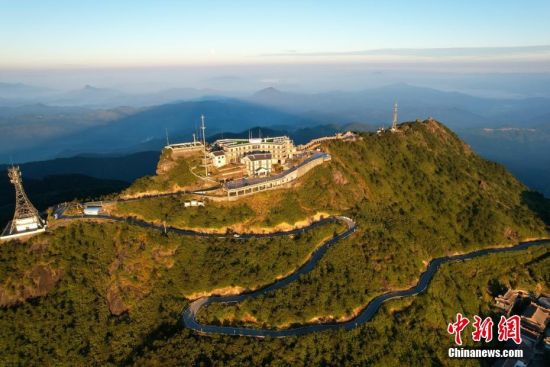 10月18日，空中航拍福建戴云山脉九仙山气象站。戴云山脉为福建省第二大山脉，山脉横贯福建中部地区。戴云山脉主脊坐落在福建省德化县赤水镇境内，主峰海拔1856米，素称