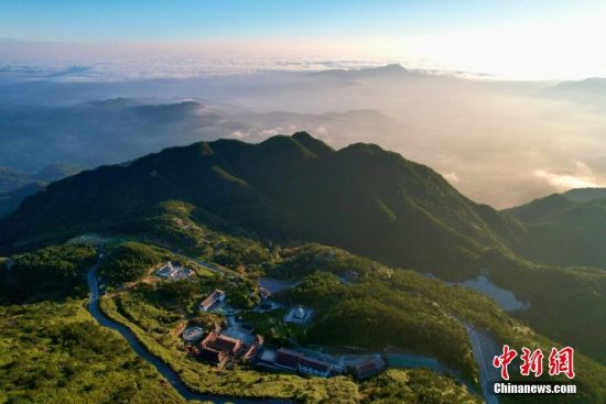 10月18日，空中航拍福建戴云山脉。戴云山脉为福建省第二大山脉，山脉横贯福建中部地区。戴云山脉主脊坐落在福建省德化县赤水镇境内，主峰海拔1856米，素称