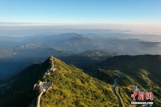 10月18日，空中航拍福建戴云山脉。戴云山脉为福建省第二大山脉，山脉横贯福建中部地区。戴云山脉主脊坐落在福建省德化县赤水镇境内，主峰海拔1856米，素称