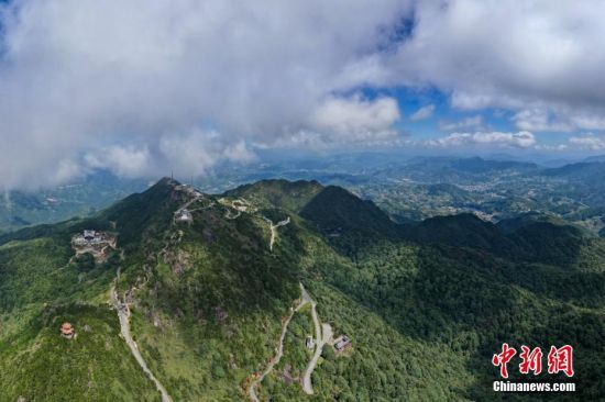 10月18日，空中航拍福建戴云山脉。戴云山脉为福建省第二大山脉，山脉横贯福建中部地区。戴云山脉主脊坐落在福建省德化县赤水镇境内，主峰海拔1856米，素称