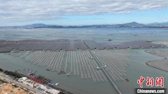 11月8日，福建省首个海上光伏项目——三峡集团东山杏陈180兆瓦海上光伏电站项目首批发电单元并网。(三峡集团福建分公司供图)