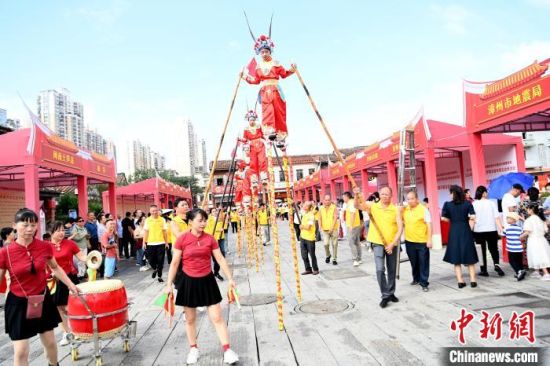 图为“踩高跷”非遗传统技艺在漳州古城展演。中新社记者 张金川 摄