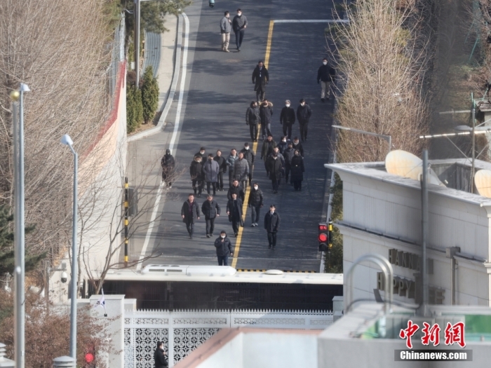 1月3日，韩国高级公职人员犯罪调查处进入位于首尔龙山区汉南洞的总统官邸，执行对被停职的总统尹锡悦的逮捕令。<a target='_blank' href='/'>中新社</a>发 韩国纽斯频通讯社 供图