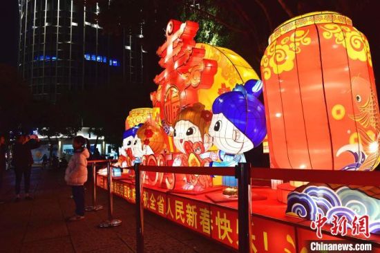 1月21日晚，春节日渐临近，福州街头各式彩灯将街道装饰一新，洋溢着浓浓的节日气氛。中新社记者 张斌 摄