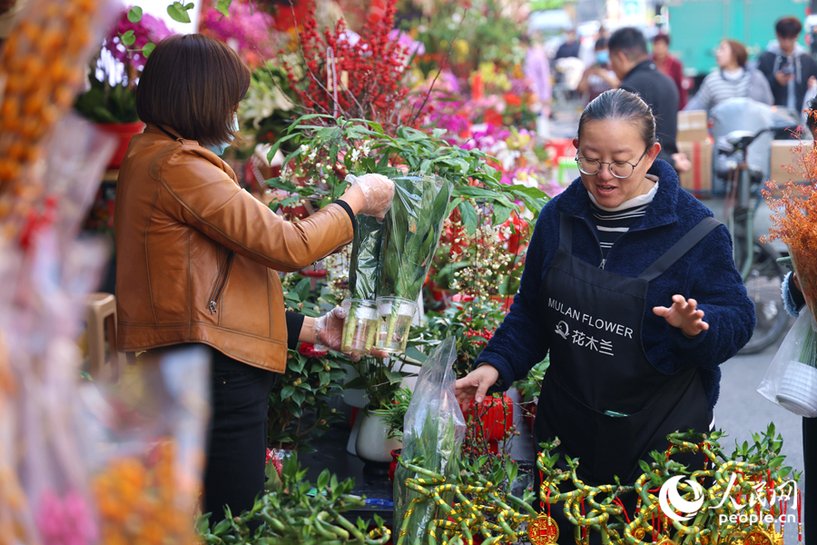 花卉市场迎来销售旺季。人民网记者 陈博摄